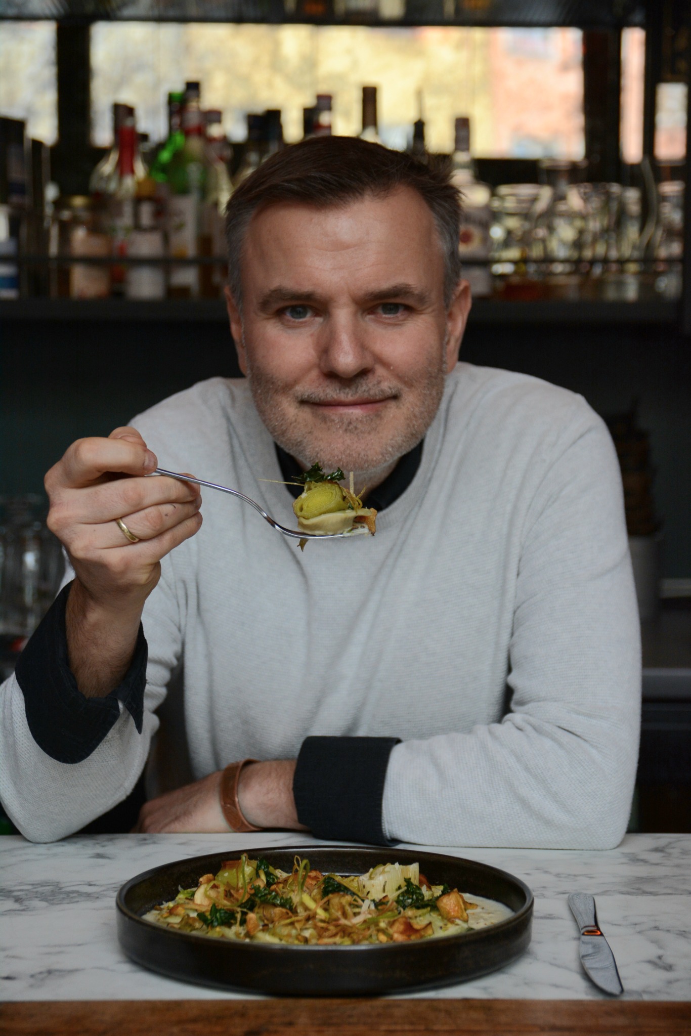 Paweł Anders podczas degustacji dania